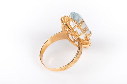 Bague en or sertie d'une aigue-marine ovale....