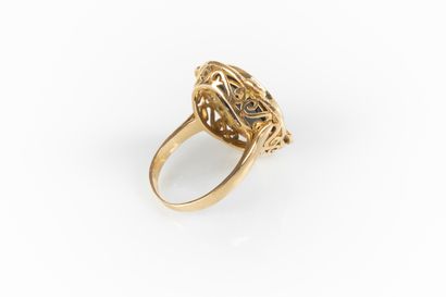 Bague en or sertie d'un saphir ovale pesant...