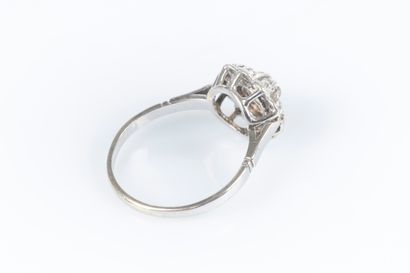 Bague marguerite en or gris sertie de petites...