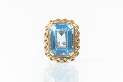 Importante bague en or sertie d'une pierre...