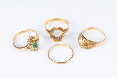 4 bijoux en or: alliance et 3 bagues serties...