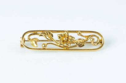 Broche en or ajouré à motif de fleurs. 4,98...
