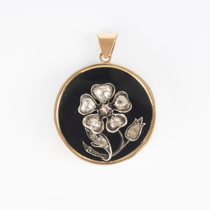 Pendentif en or sertie d'une plaquette d'onyx...