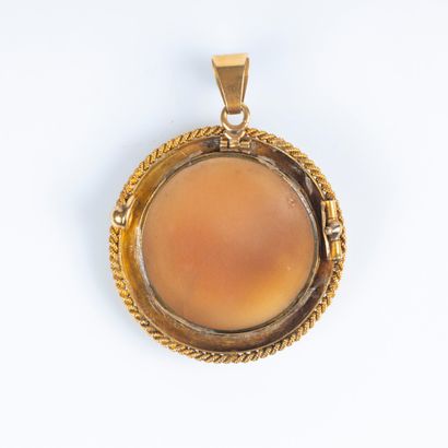 Pendentif en or sertie d'un camée coquille...