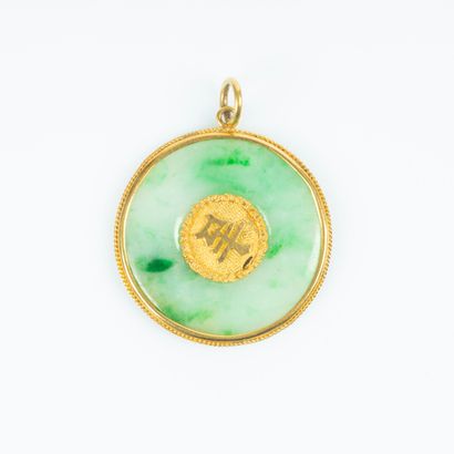 Pendentif en or serti d'un disque de jade....