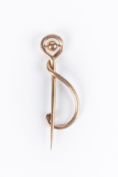Epingle en or sertie d'une perle bouton....