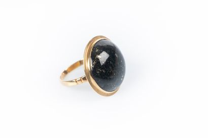 Bague en or sertie d'une pierre fine ronde...