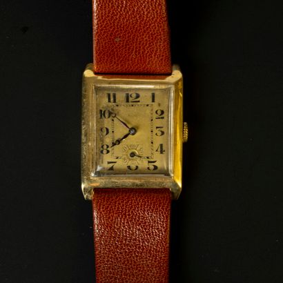 Bracelet-montre en or rose, le cadran rectangulaire...