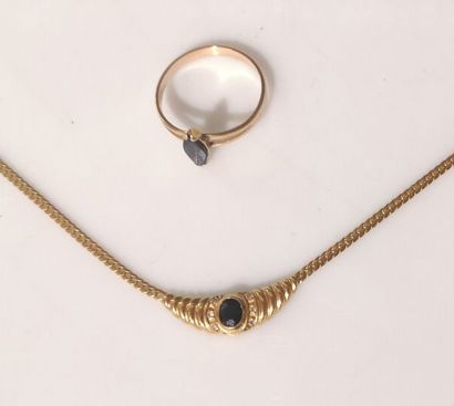 Collier en or centré d un motif serti d un...
