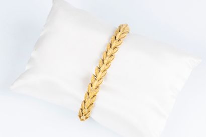 Bracelet articulé en or à motifs de feuillages....