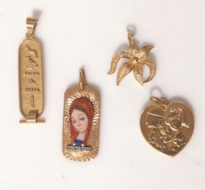 4 pendentifs en or: cartouche égyptien, coeur...