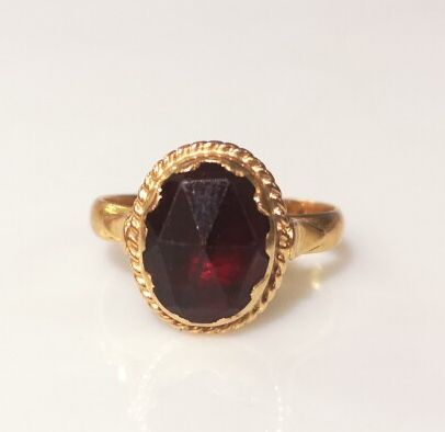 Bague en or ornée en serti clos d un grenat...