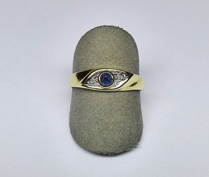 Bague bicolore soutenant un saphir rond en...