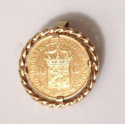 Broche pendentif en or sertie d'une monnaie...