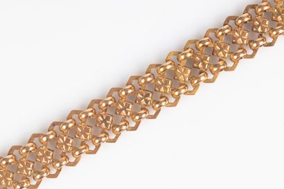 Bracelet en or rose à motifs de quartefeuilles....
