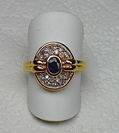 Bague en or jaune centrée en clos d'un saphir...