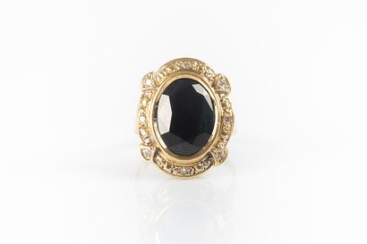 Bague en or sertie d'un saphir ovale pesant...