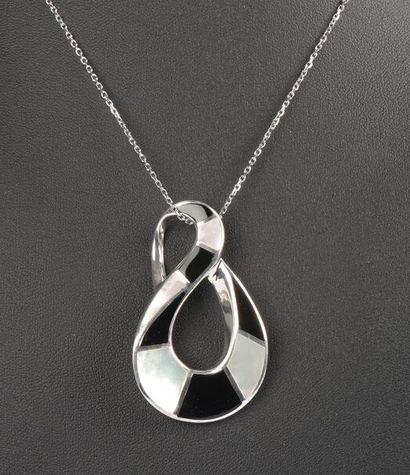 Pendentif en argent massif sur sa chaine...