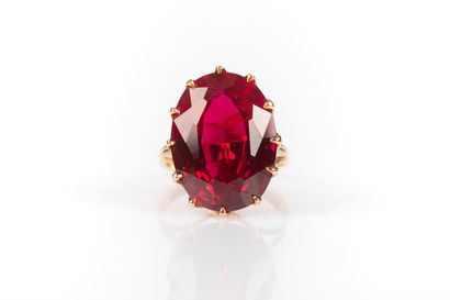 Bague en or sertie d'une importante pierre...