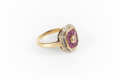 Bague en or sertie d'un diamant taille moderne...