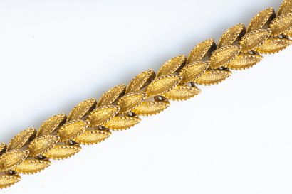 Bracelet articulé en or à motifs de feuillages....
