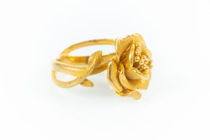 Bague en or dépoli à motif d'une fleur ouverte....