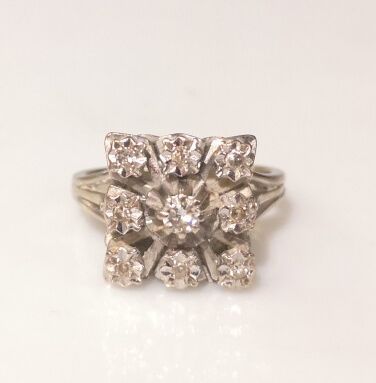 Bague marguerite carrée en or gris sertie...