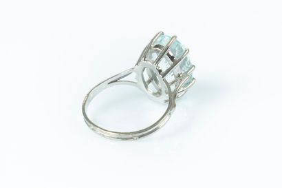 Bague en or gris sertie d'une aigue-marine...