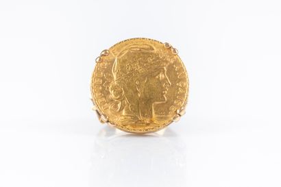Bague en or sertie d'une monnaie de 20 FF...