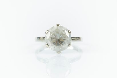 Bague solitaire en or gris et platine sertie...