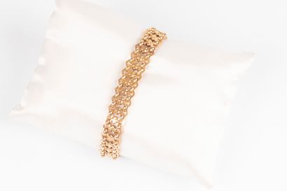 Bracelet en or rose à motifs de quartefeuilles....