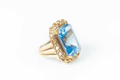 Importante bague en or sertie d'une pierre...