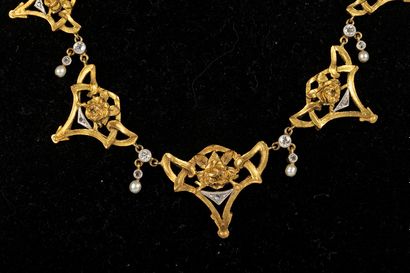 Collier draperie en or de deux tons, les...