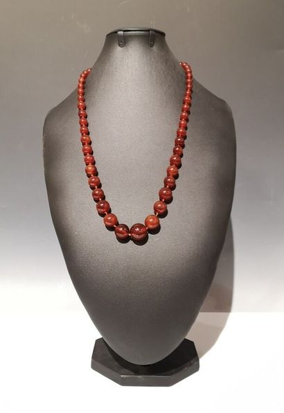 Collier de perles d'ambre en chute, le fermoir...