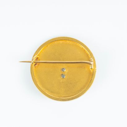 Broche en or, un disque uni piqué d'un motif...