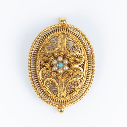 Broche-pendentif en or filigrané ornée d'une...