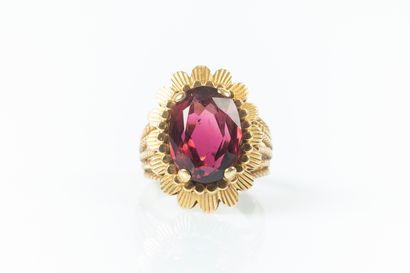 Bague en or sertie d'une améthyste ovale,...
