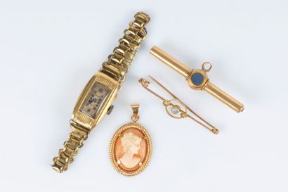 4 bijoux en or: clé de montre, bracelet-montre...