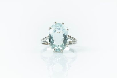 Bague en or gris sertie d'une aigue-marine...