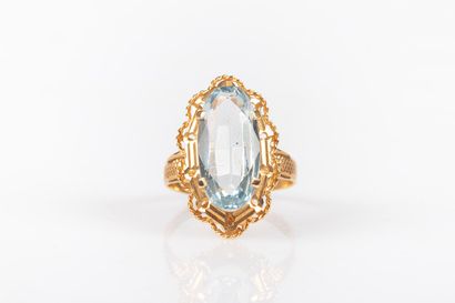 Bague en or sertie d'une aigue-marine ovale....
