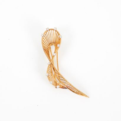 Broche entrelacs en or sertie de 10 diamants...