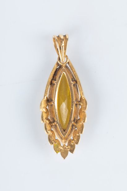 Pendentif en or sertie d'une pierre jaune...