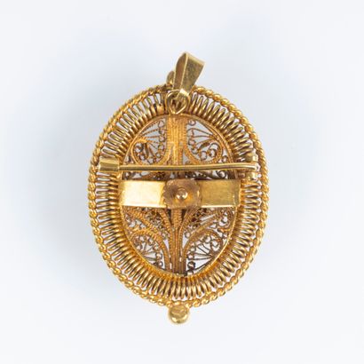 Broche-pendentif en or filigrané ornée d'une...