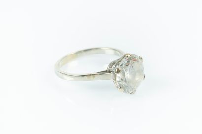 Bague solitaire en or gris et platine sertie...