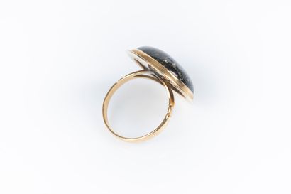 Bague en or sertie d'une pierre fine ronde...