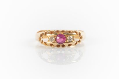 Bague en or sertie d'un rubis et 2 petits...