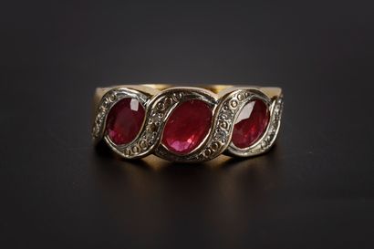 Bague jonc en or de deux tons sertie de trois...