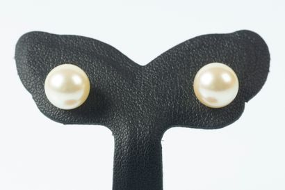 Paire de clous d'oreilles en or sertis de...
