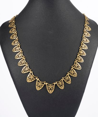 Collier draperie en or à motifs filigranés...