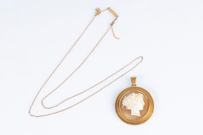 Pendentif en or sertie d'un camée coquille...